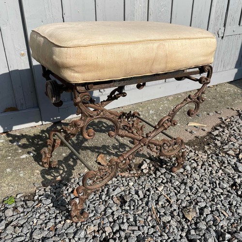 28 - Antique Adjustable Cast Iron Stool. 

As Found. 
Size: W:42cm D:29cm H:49cm.