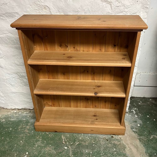 46 - Two Sets Of Pine Bookshelves 

Four Shelved Tall Bookshelf - W:46cm D:28.5cm H:152cm 
Three Shelved ... 