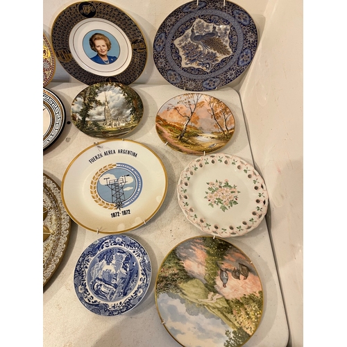 50 - Collection of 11 Decorative plates