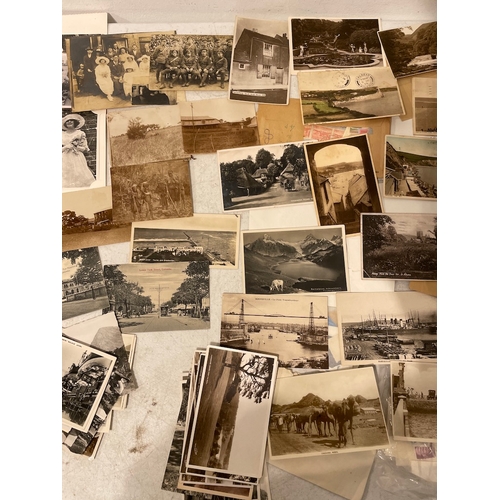 100 - Collection of 20th century postcards , black and white photographs + collection of various loose sta... 