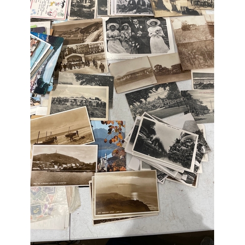 100 - Collection of 20th century postcards , black and white photographs + collection of various loose sta... 