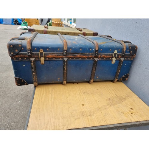 335a - Two vintage travel luggage cases includes a vintage Harrods case