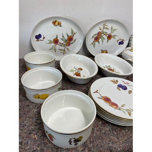 40 - Collection of Royal Worcester Evesham Various dinner service tureens, serving dishes , plates etc - ... 