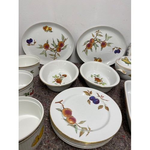 40 - Collection of Royal Worcester Evesham Various dinner service tureens, serving dishes , plates etc - ... 