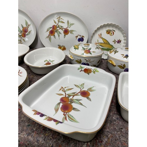 40 - Collection of Royal Worcester Evesham Various dinner service tureens, serving dishes , plates etc - ... 