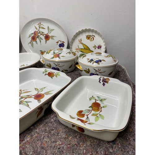 40 - Collection of Royal Worcester Evesham Various dinner service tureens, serving dishes , plates etc - ... 