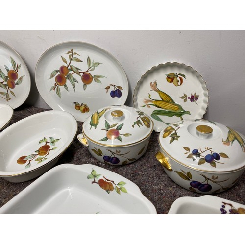 40 - Collection of Royal Worcester Evesham Various dinner service tureens, serving dishes , plates etc - ... 