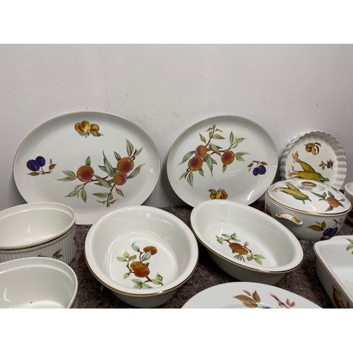 40 - Collection of Royal Worcester Evesham Various dinner service tureens, serving dishes , plates etc - ... 