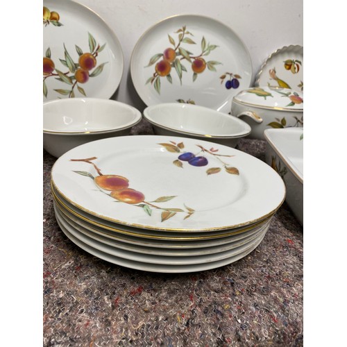 40 - Collection of Royal Worcester Evesham Various dinner service tureens, serving dishes , plates etc - ... 