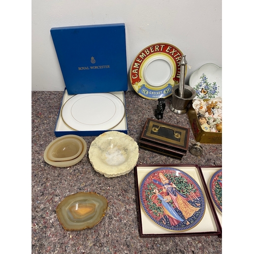 25 - Collection of sundry items including collectable plates, ornaments, money box and Agate Bowls