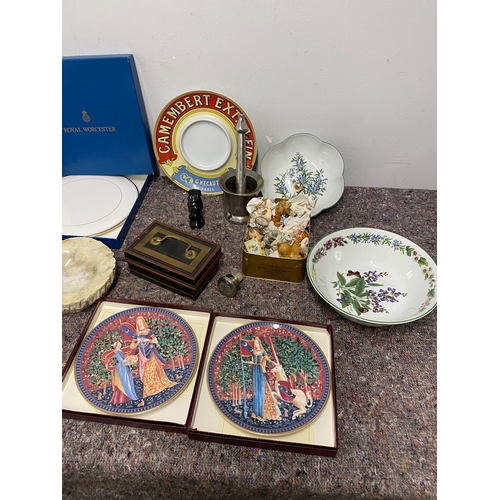 25 - Collection of sundry items including collectable plates, ornaments, money box and Agate Bowls