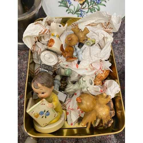 25 - Collection of sundry items including collectable plates, ornaments, money box and Agate Bowls