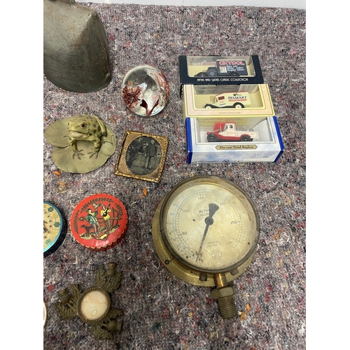 29 - Collection of various vintage collectables / items