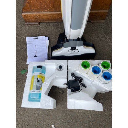 196A - Karcher FC 5 Cordless Hardfloor cleaner with accessories does not look used - working - box damaged