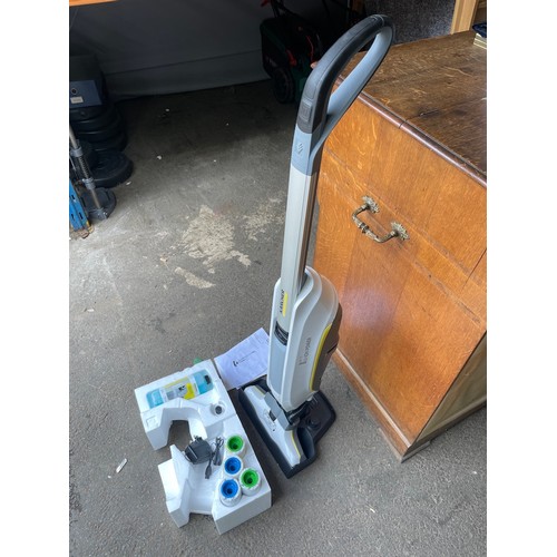 196A - Karcher FC 5 Cordless Hardfloor cleaner with accessories does not look used - working - box damaged