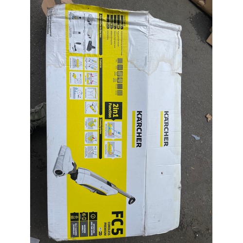 196A - Karcher FC 5 Cordless Hardfloor cleaner with accessories does not look used - working - box damaged