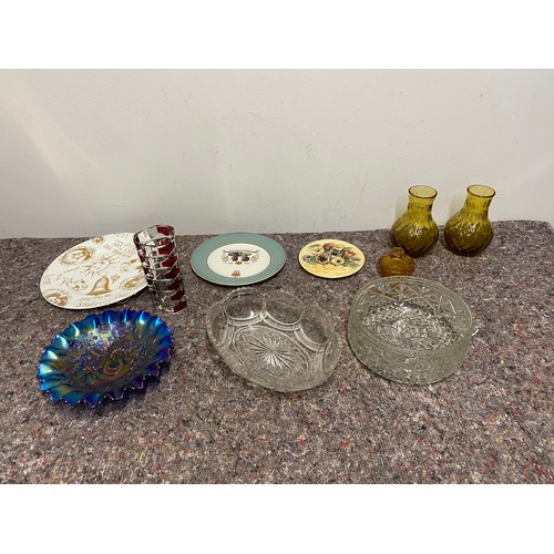 411 - Collection of vintage glassware / plates