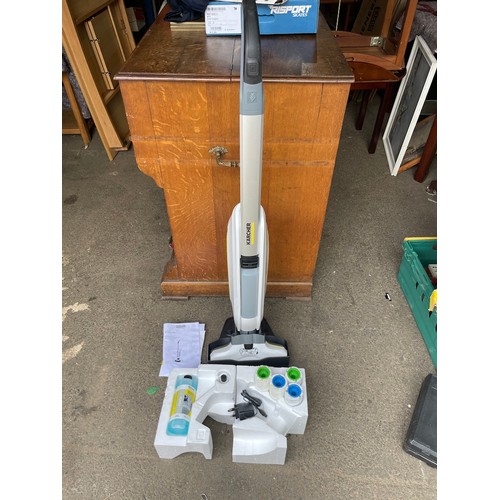 427 - Karcher FC 5 Cordless Hardfloor cleaner with accessories does not look used - working - box damaged