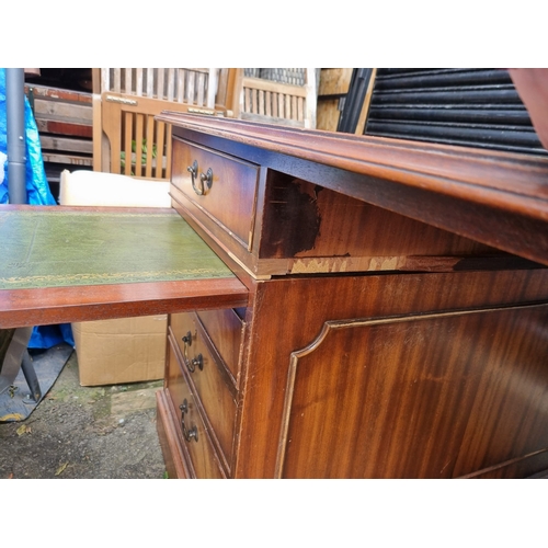 280 - 20th Century Leather Top Desk with drawers