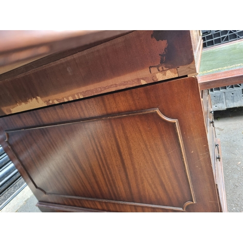 280 - 20th Century Leather Top Desk with drawers