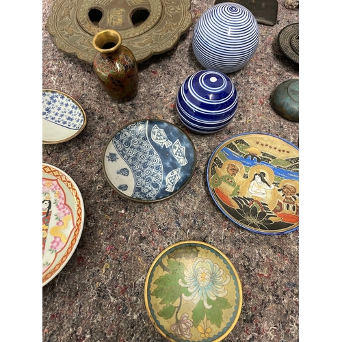 35 - Collection of vintage Oriental tourist wares / porcelain