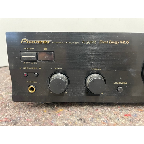 40 - Pioneer Stereo Amplifier A209R - Powers up advise new plug