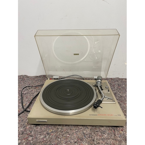 43 - Pioneer Model PL-514 Record Player - Working - arm clip damaged as shown.