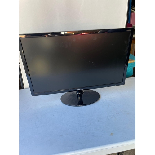 391 - Samsung Flat Screen TV S24D330 - 24