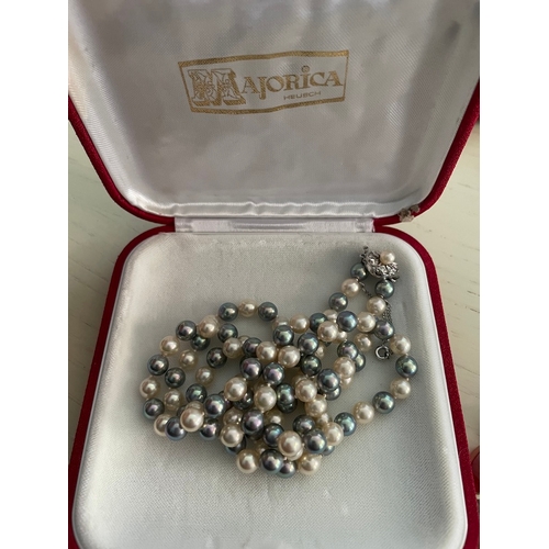 218 - Vintage necklaces - pearl / stones with boxes