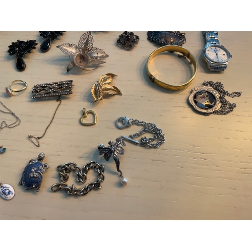 223 - Collection of vintage costume jewellery , necklaces, rings, brooches