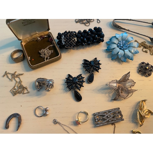 223 - Collection of vintage costume jewellery , necklaces, rings, brooches