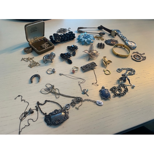 223 - Collection of vintage costume jewellery , necklaces, rings, brooches