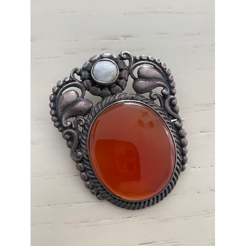 225 - 800 silver brooch with mother of pearl & Carnelian in box