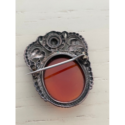 225 - 800 silver brooch with mother of pearl & Carnelian in box