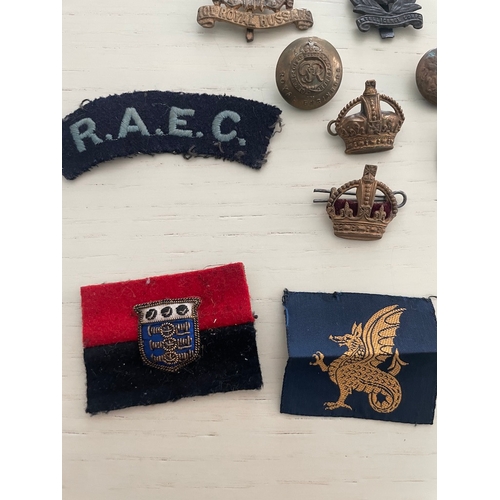 228 - Collection of various Military Regiment buttons, cap badges, patches