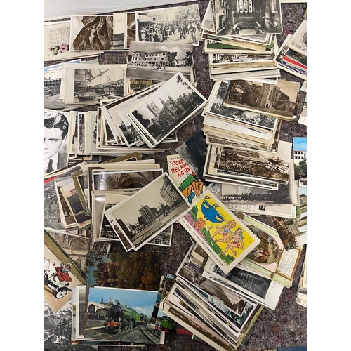 19 - Collection of approx 700 1900-1950's Postcards a great varied collection all appear in very good ord... 