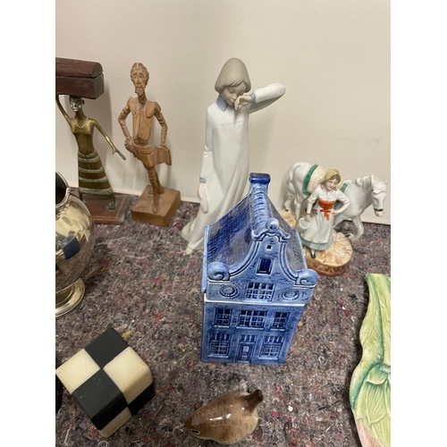 41 - Collection of various sundry collectables / ornaments etc