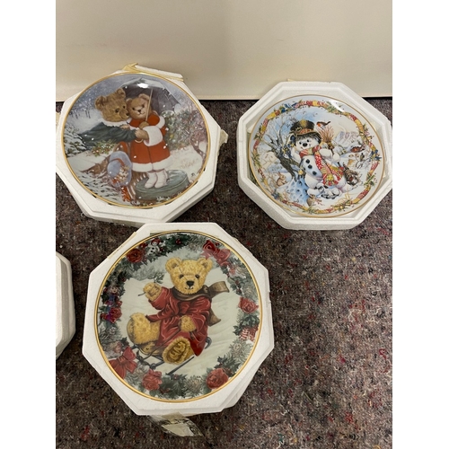 42 - 6 Limited edition Christmas themed decorative wall plates by Franklin Mint