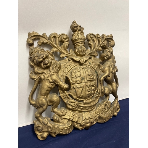 81 - Vintage gilded cast iron Royal Coat of Arms - 28cm x 30cm