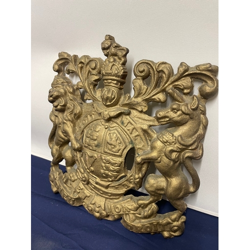 81 - Vintage gilded cast iron Royal Coat of Arms - 28cm x 30cm