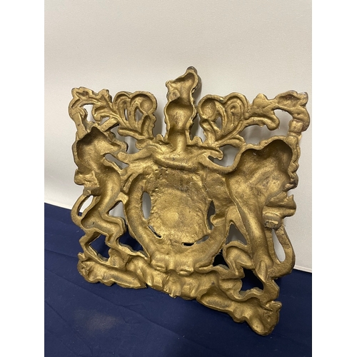 81 - Vintage gilded cast iron Royal Coat of Arms - 28cm x 30cm