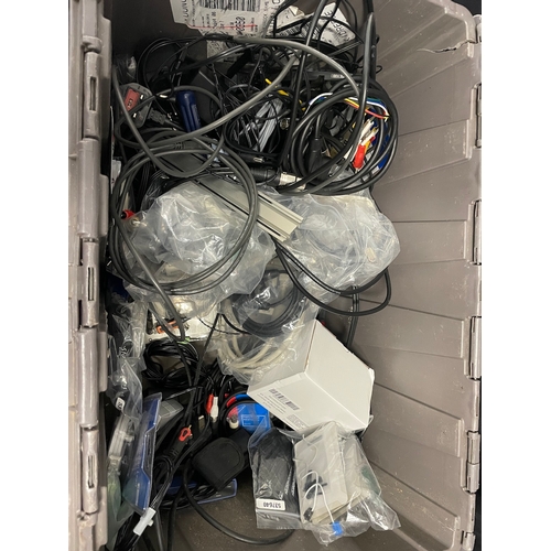 54 - Collection of computer cables and accessories