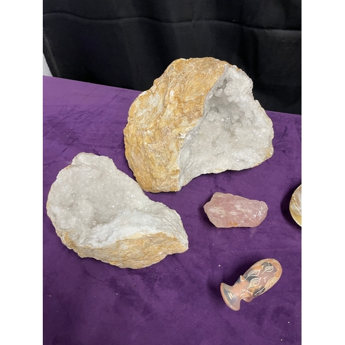 298 - Large Quartz Geode + other minerals / shells