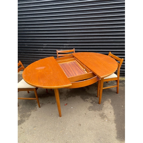 414 - Mid Century Teak Round / Oval Extendable Dining Table + 4 Matching Dining Chairs