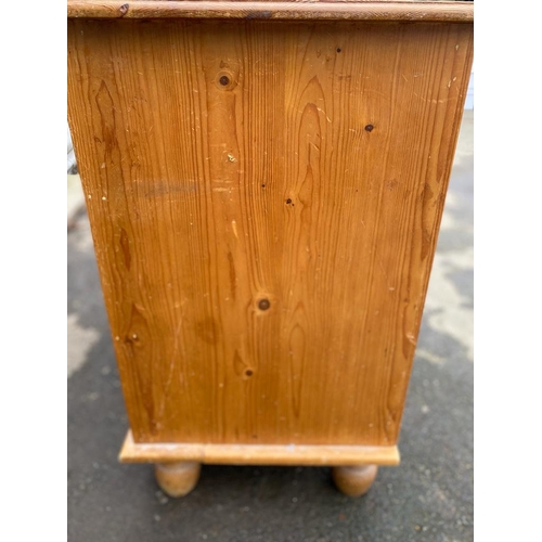 285 - Vintage Pine chest of drawers.

Dimensions - 36