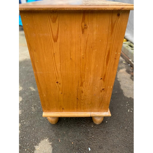 285 - Vintage Pine chest of drawers.

Dimensions - 36