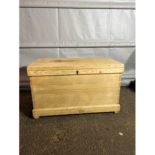 303 - Vintage Pine Wooden Storage chest. 

Dimensions - 32