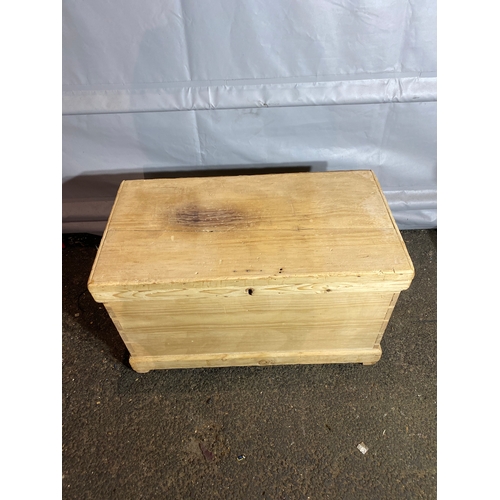 303 - Vintage Pine Wooden Storage chest. 

Dimensions - 32