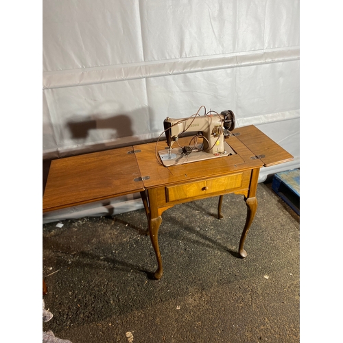 315 - Vintage Singer sewing machine in cabinet / see table . 

Dimensions - Closed - 25.5