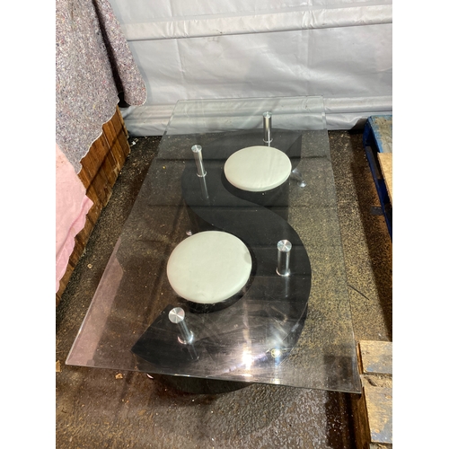 324 - Modern Designer Glass coffee table complete with two round stools.

Dimensions - 51